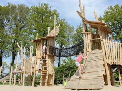 Het belang van natuurlijke speeltoestellen op vakantieparken