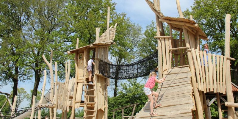 Het belang van natuurlijke speeltoestellen op vakantieparken