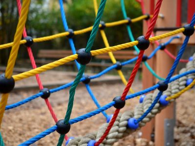 Het belang van natuurlijke speeltoestellen op vakantieparken