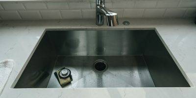Zo voorkom je problemen met verstopte afvoeren in de keuken