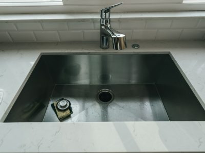 Zo voorkom je problemen met verstopte afvoeren in de keuken