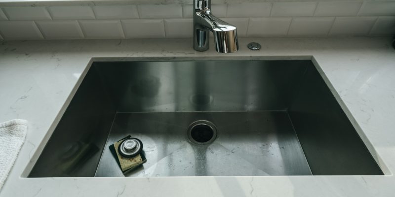 Zo voorkom je problemen met verstopte afvoeren in de keuken