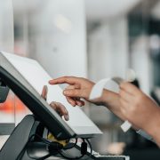 De verschuiving van traditionele detailhandel naar digitale platformen in de woningverbeteringssector