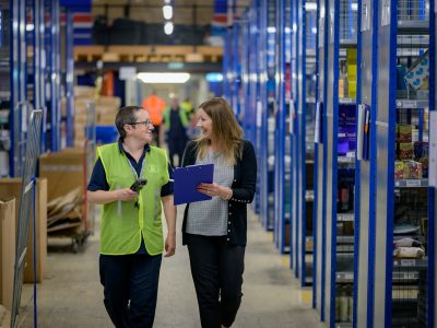 Werkkleding in winkel en magazijn waar let je op bij kleding en schoenen