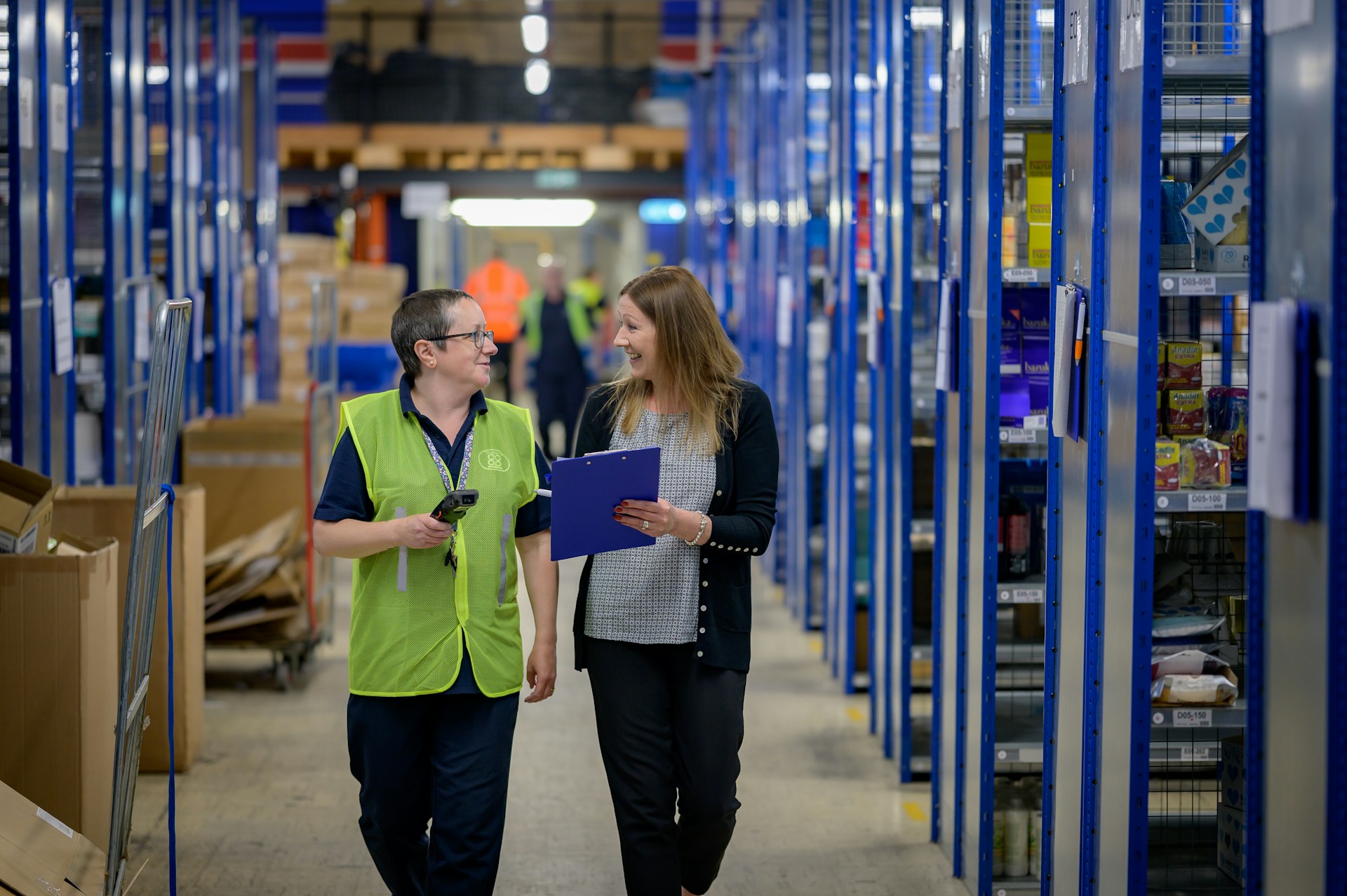 Werkkleding in winkel en magazijn: waar let je op bij kleding en schoenen?